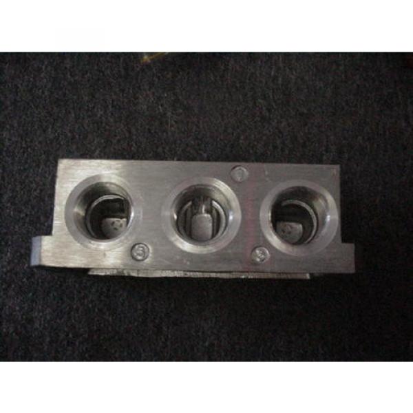 Rexroth Italy Germany P68420 Valve Aluminum Subbase Manifold 1&#034; Female NPT MH NEW #2 image